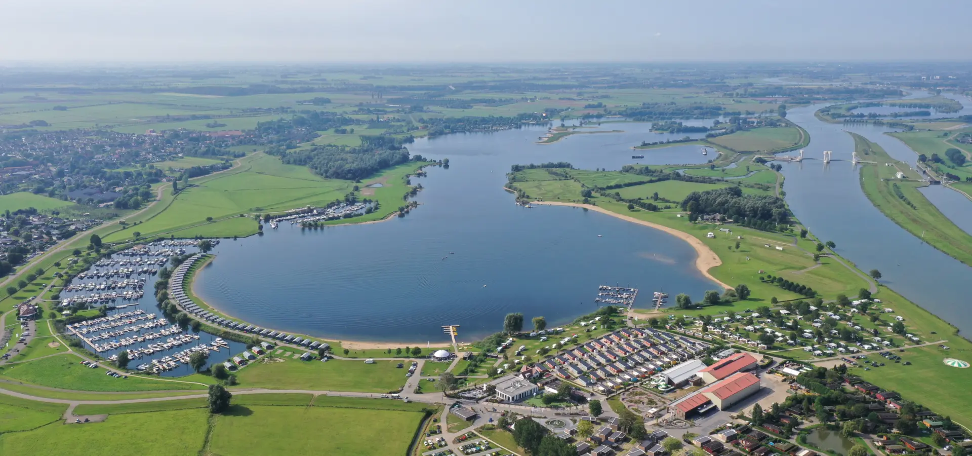 Holland Campings Ferienpark Eiland van Maurik am Wasser Luftaufnahme