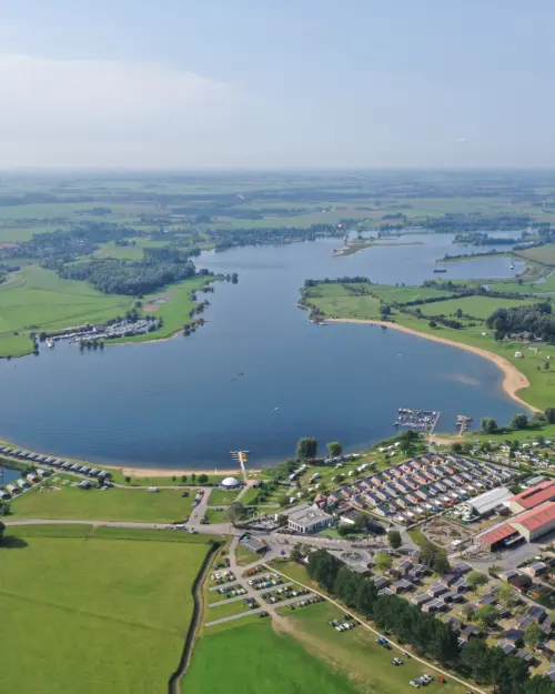 Holland Campings Ferienpark Eiland van Maurik am Wasser Luftaufnahme