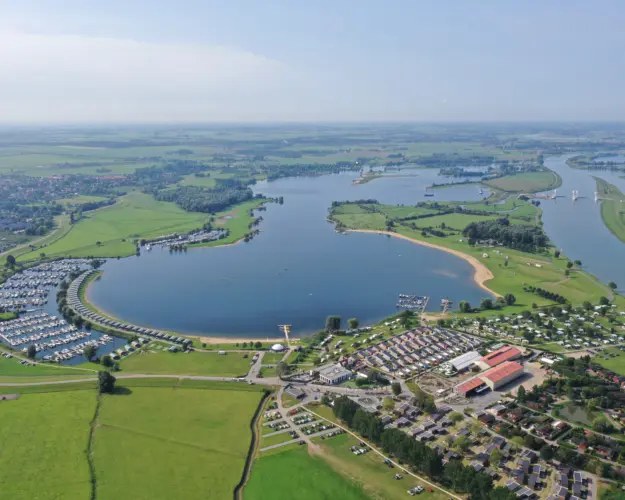 Holland Campings Ferienpark Eiland van Maurik am Wasser Luftaufnahme