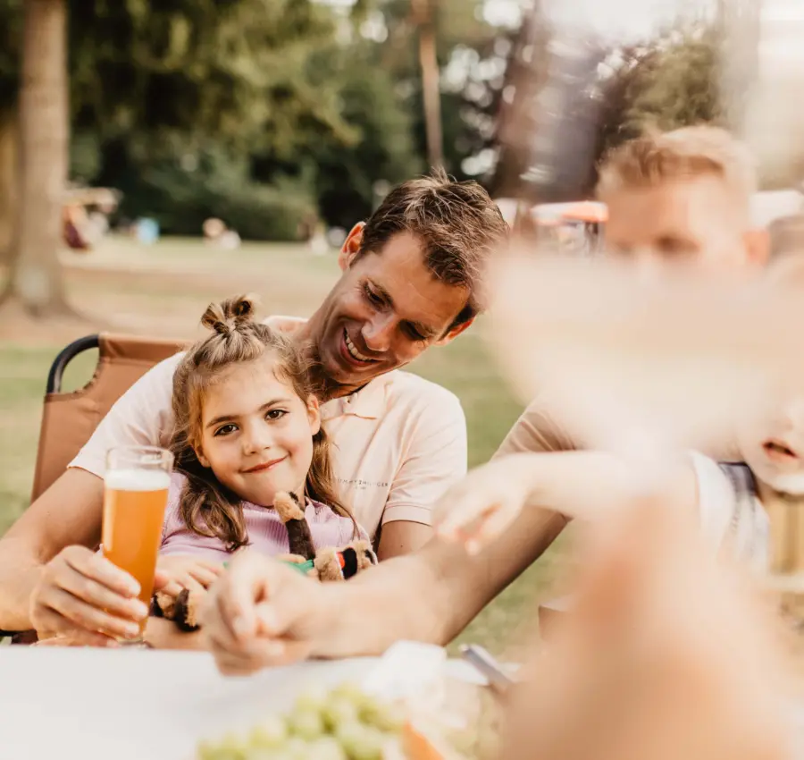 Holland Campings Kleine Wolf Familie isst Tisch