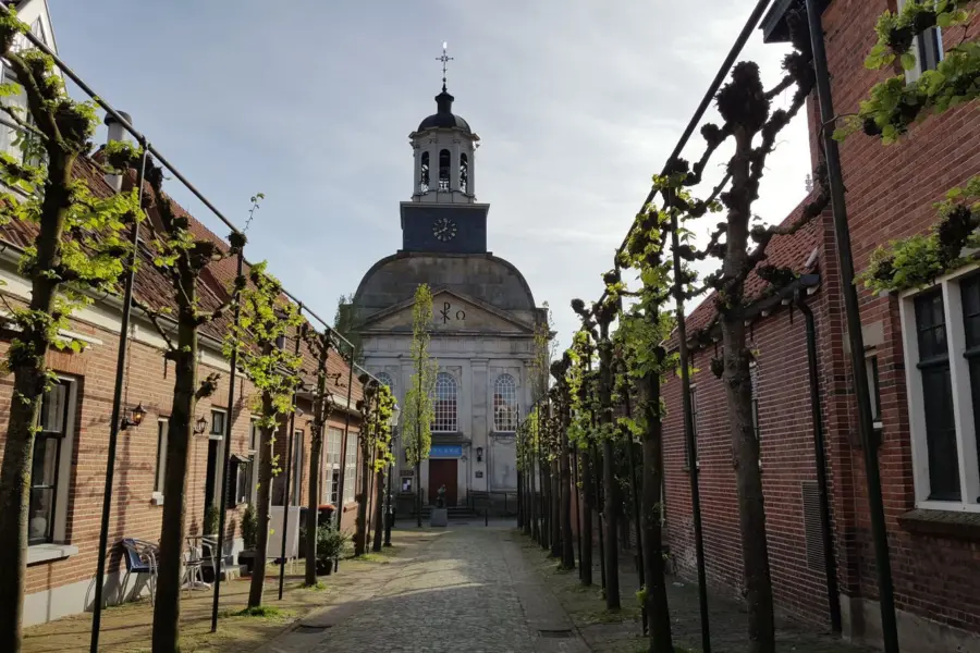 Ootmarsum Straße im Zentrum mit Kirche