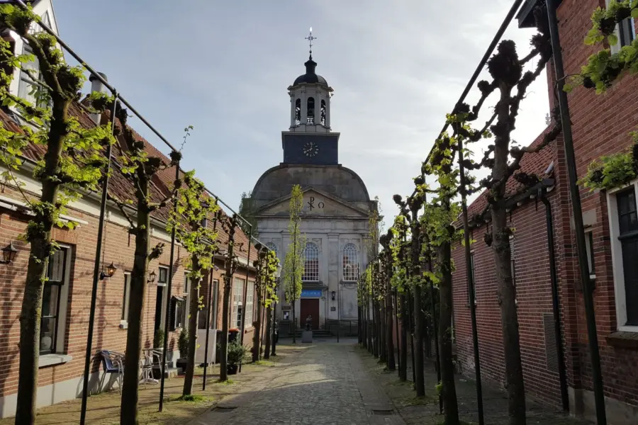 Ootmarsum Straße im Zentrum mit Kirche