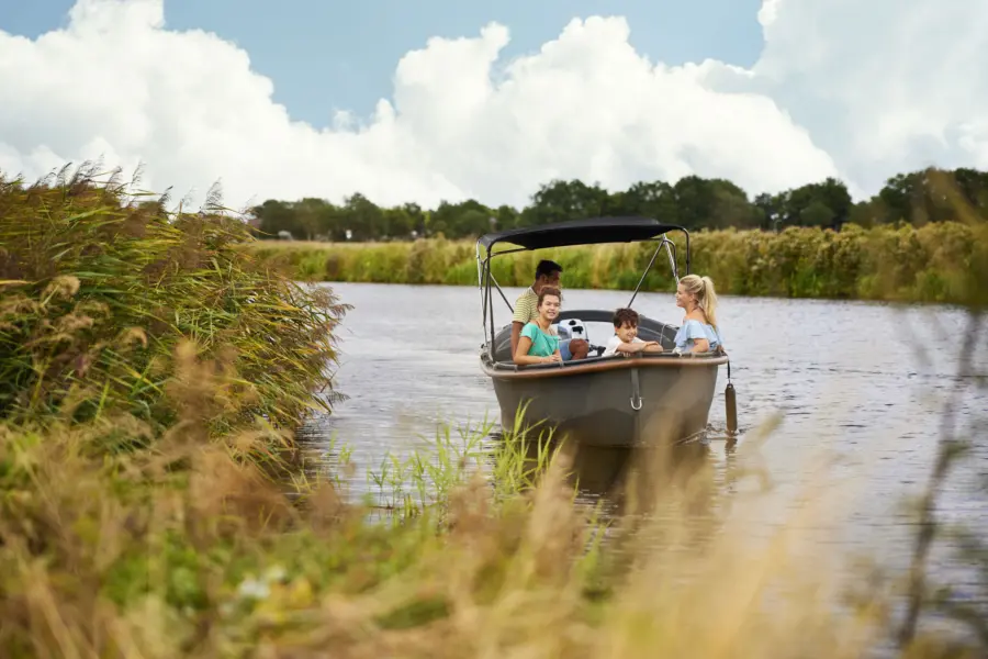 Holland Campings_Camping in Hardenberg_Bootsfahrt_Familie
