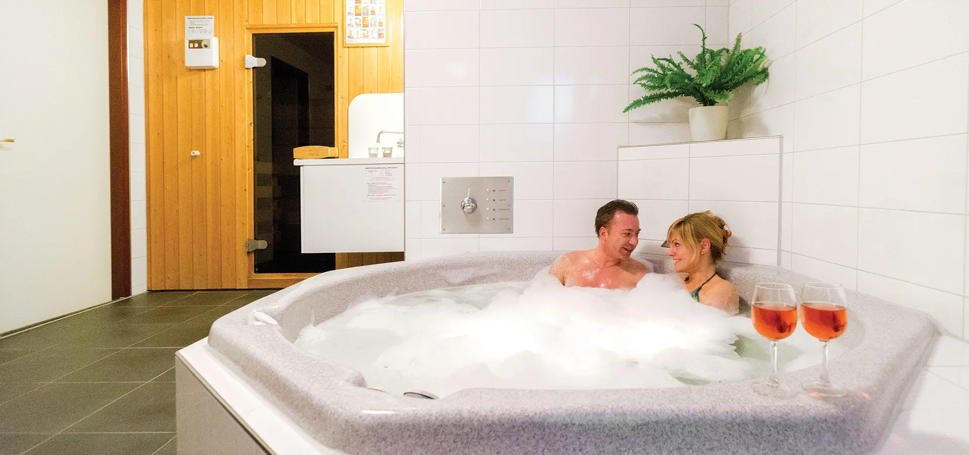 Ferienhaus vw06 badezimmer whirlpool sauna ferienpark marveld recreatie