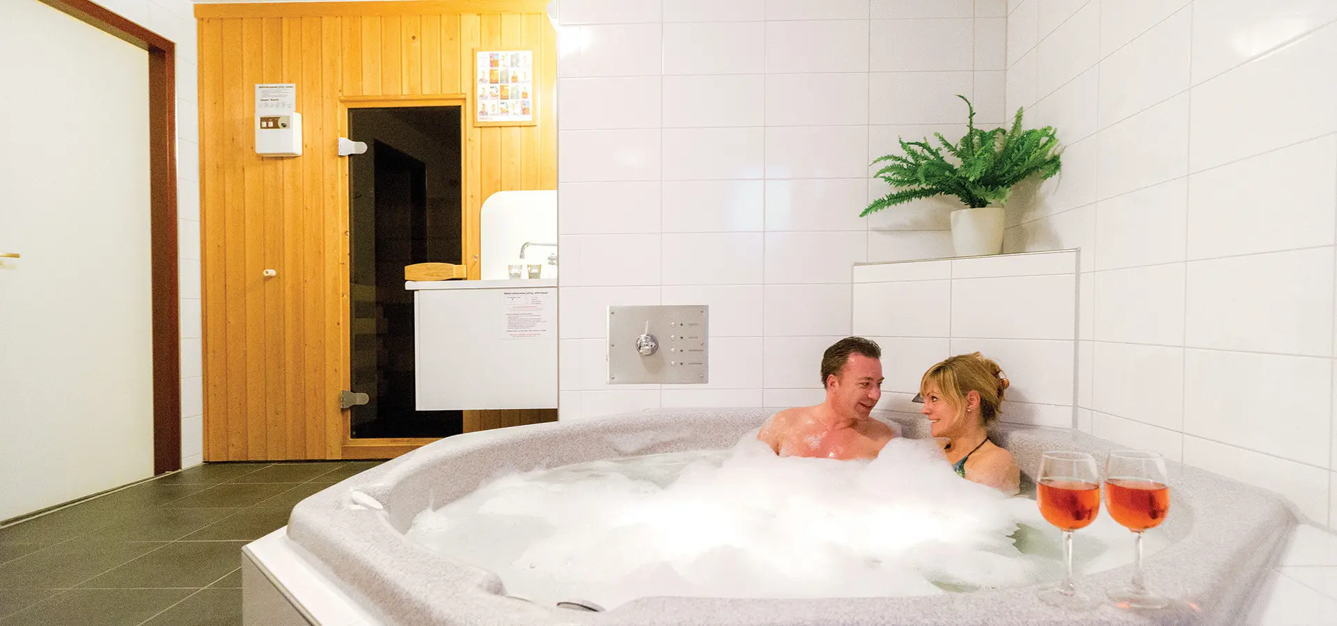 Ferienhaus VWL5 Badezimmer mit Wellness - Ferienpark Marveld Recreatie