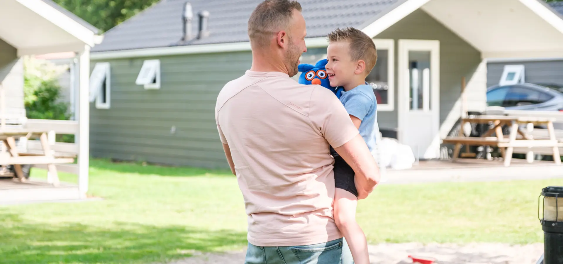 Papa en zoontje buurveld