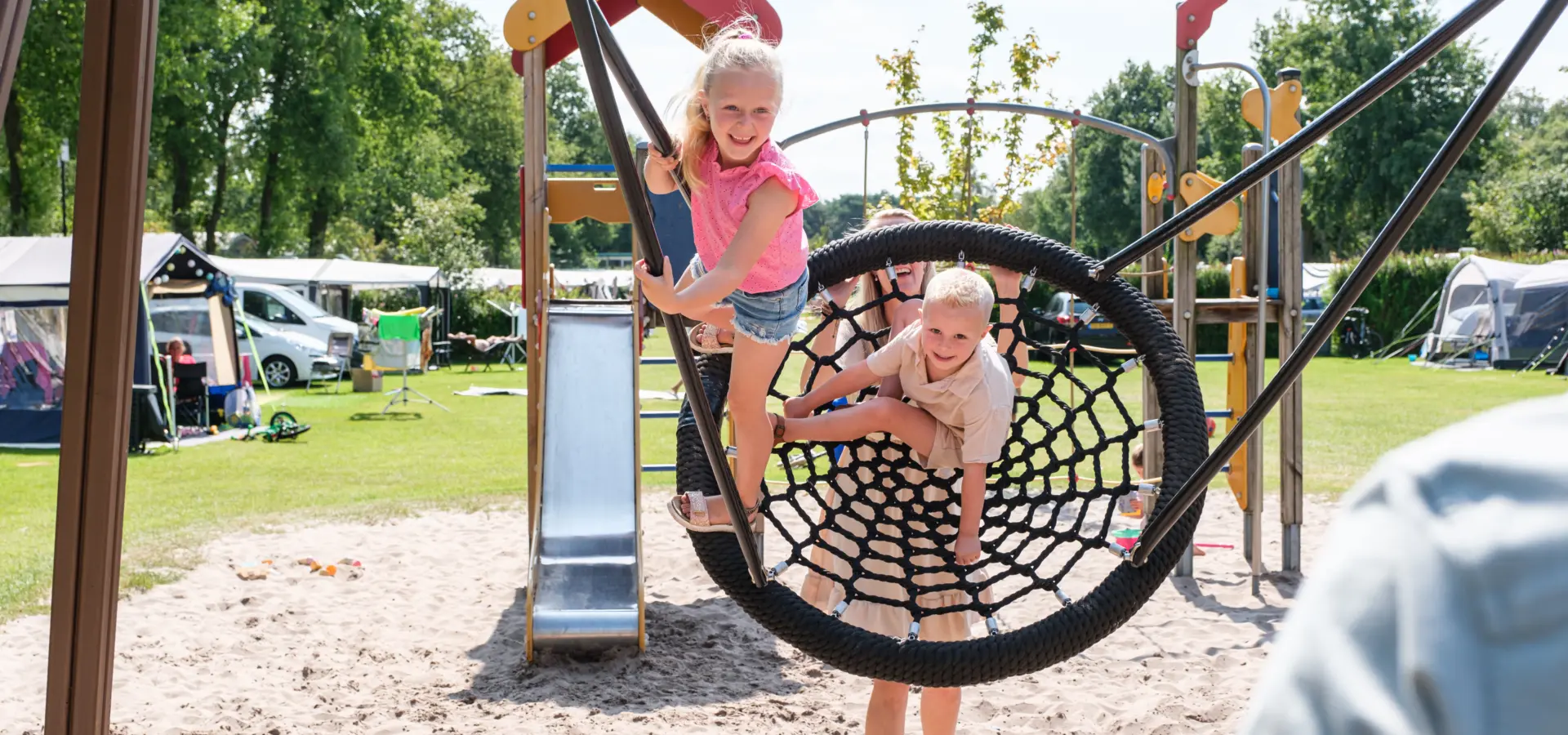 Gezin speeltuin plezier 2