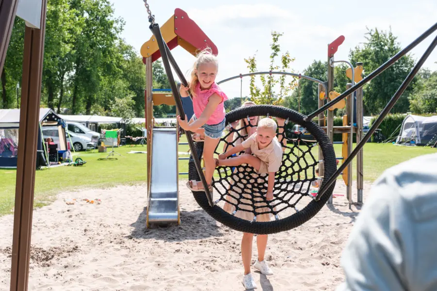 Gezin speeltuin plezier 2