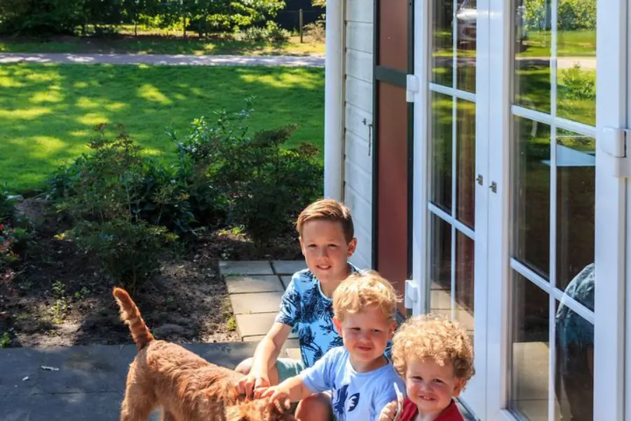 Winterswijk Vakantiepark De Twee Bruggen drei Kinder mit Hund beim Mobilhome 2 Hetty van Oijen