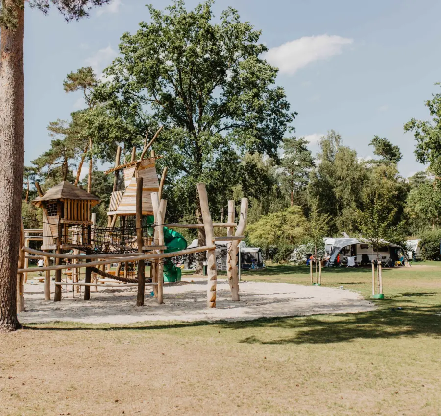 Camping de kleine wolf kamperen kampeerveld specht speeltoestel