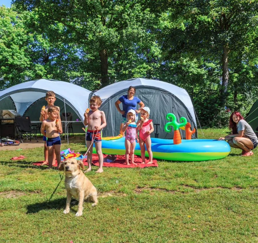 Winterswijk Vakantiepark De Twee Bruggen Kinder mit Hund bei Zelt essen Eis 2 Jurjen Drenth