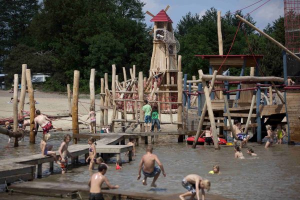 Kinder spielen am Badesee mit einander - Ferienpark Beerze Bulten