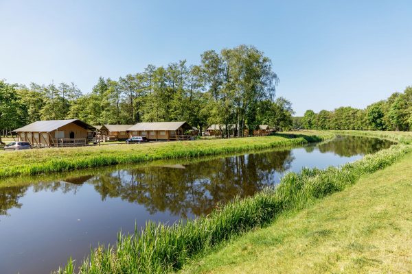 Ferienpark De Twee Bruggen - Safari-Lodge am Wasser