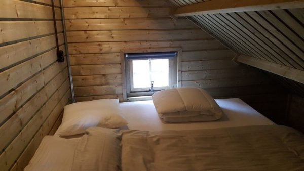 Campingplatz De Wildhoeve - Bett im Waldhaus