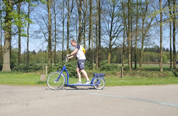 Mann auf Balance Bike