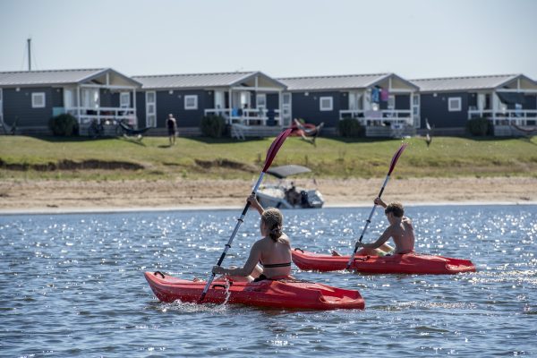 Holland Campings - Ferienpark Eiland van Maurik - Kanufahren im Badesee